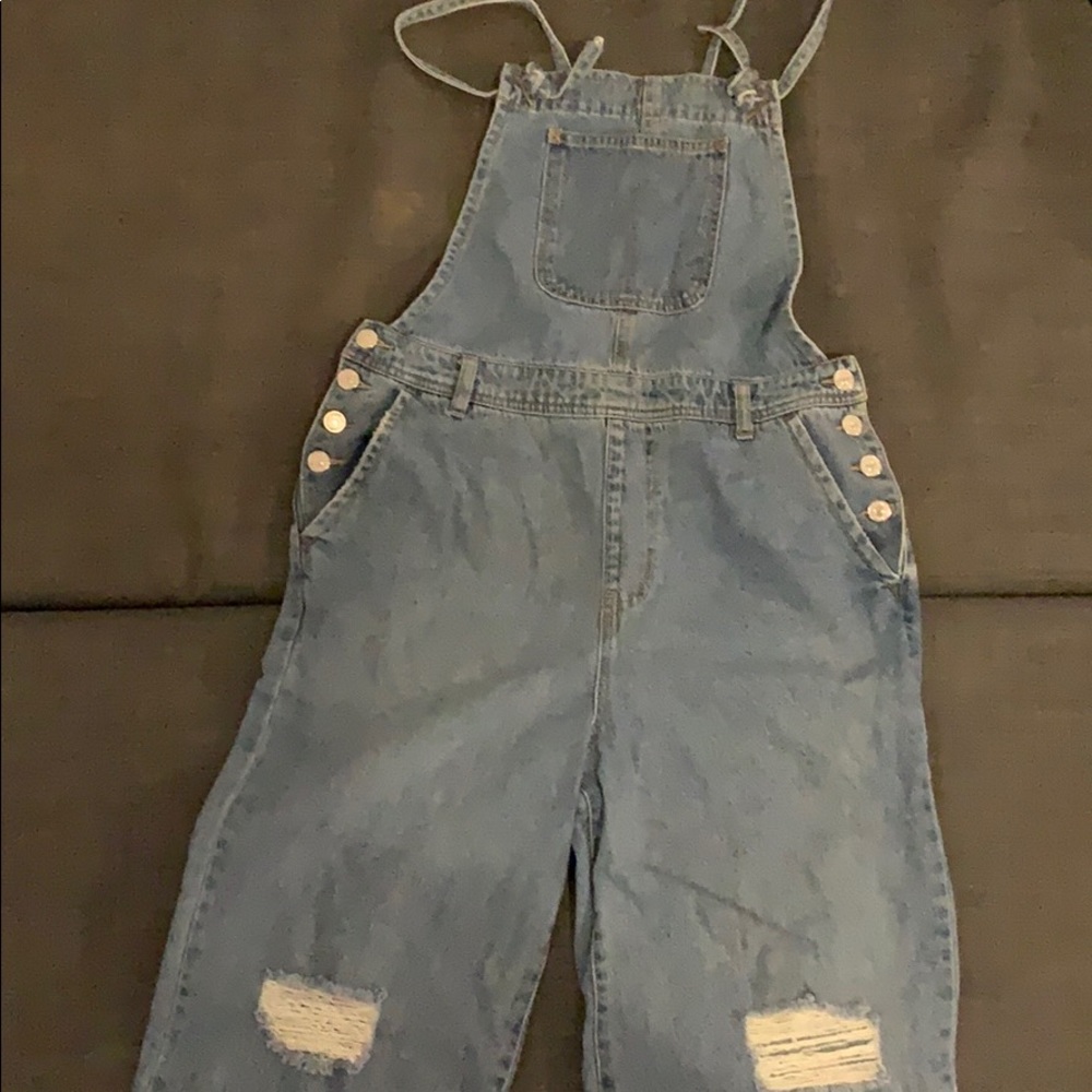 I’m selling these cute wide leg overalls.